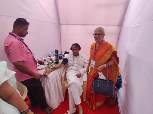 Mr. Suresh Prabhu getting himself tested at the medical camp